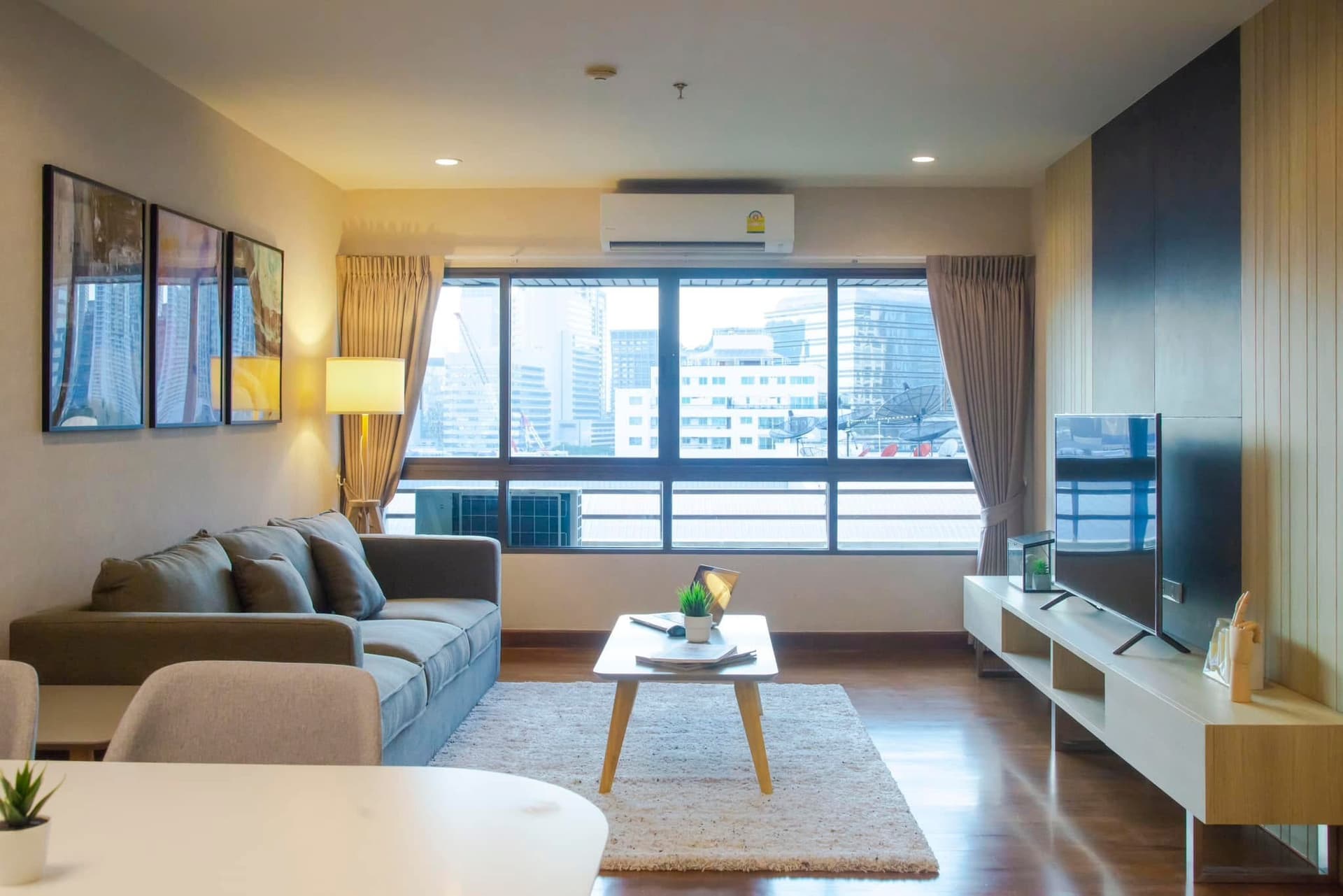 Baan Ploen Chit · 2 Beds Condo, 100 sqm, for Rent