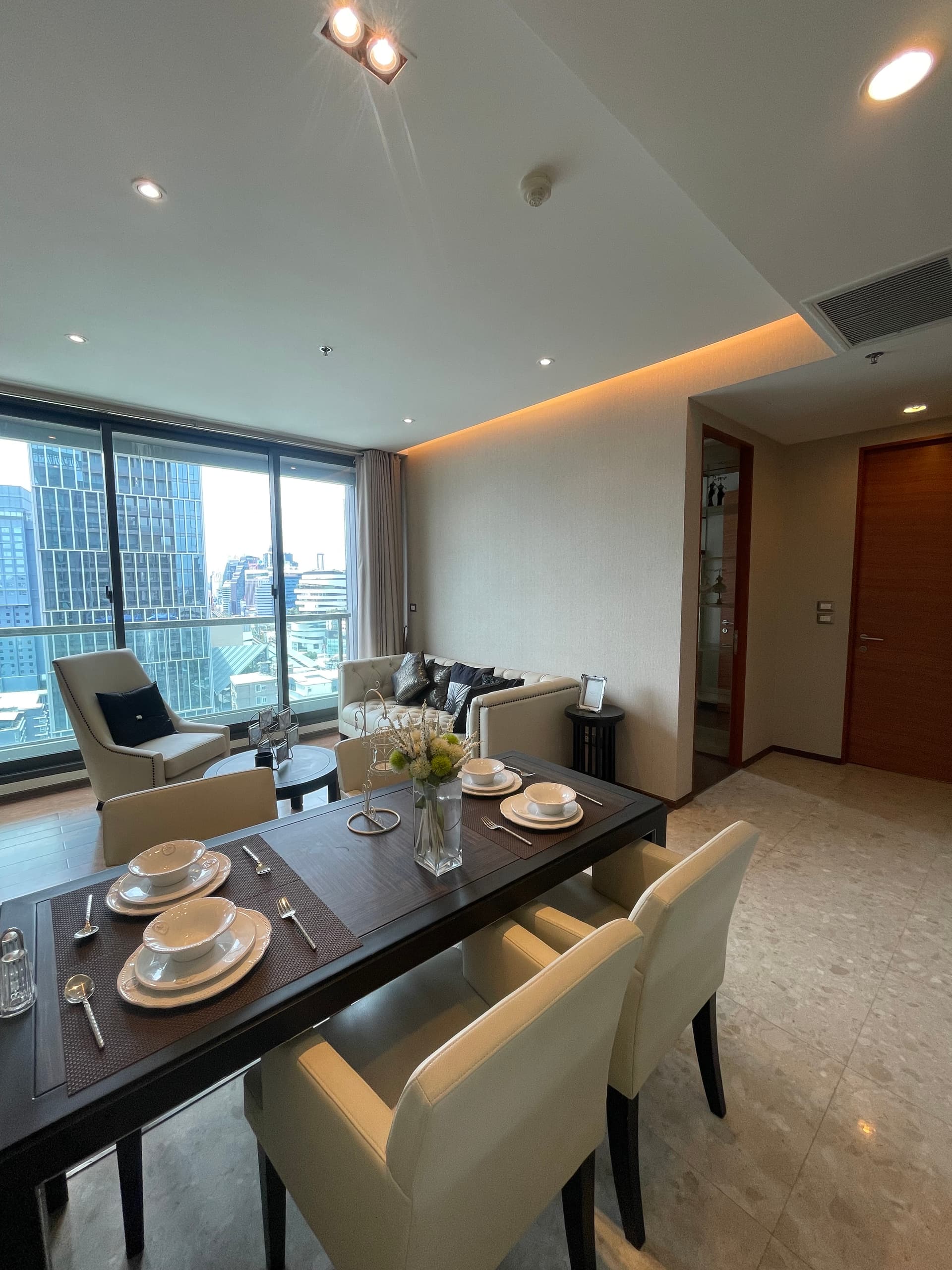 ขาย คอนโด The Address Sukhumvit 28 · 2 ห้องนอน · 67 ตร.ม.
