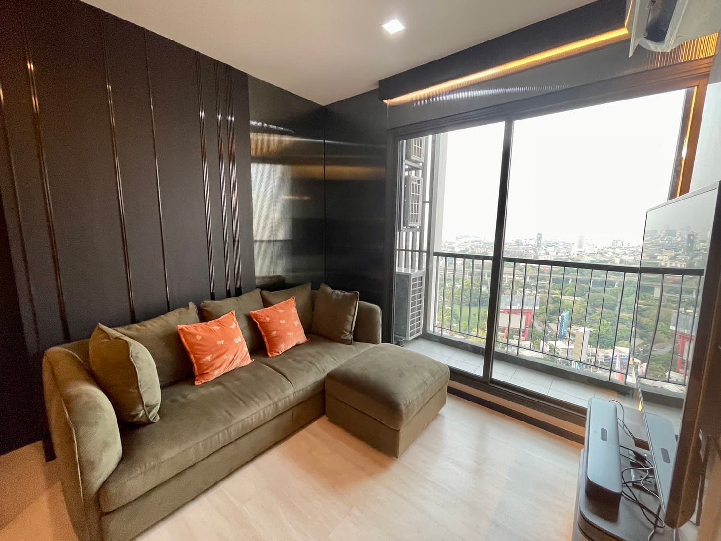 Life One Wireless · 2 Beds Condo, 45 sqm, for Rent