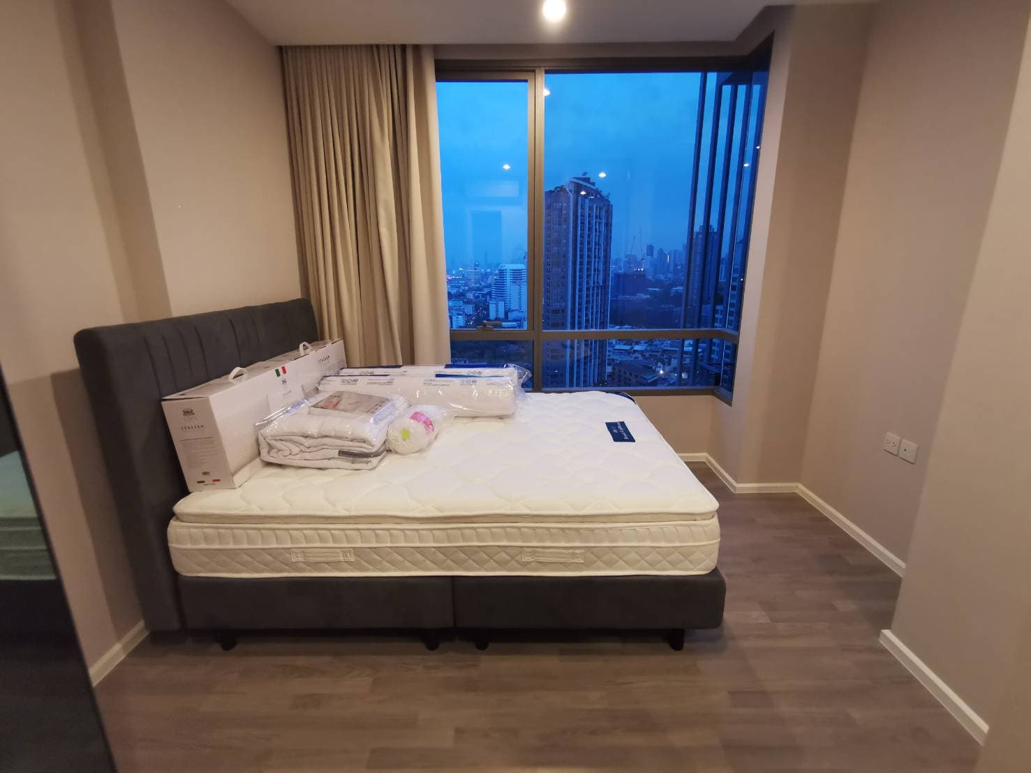 The Room Sukhumvit 69 · 1 Bed Condo, 35 sqm, for Sale or Rent