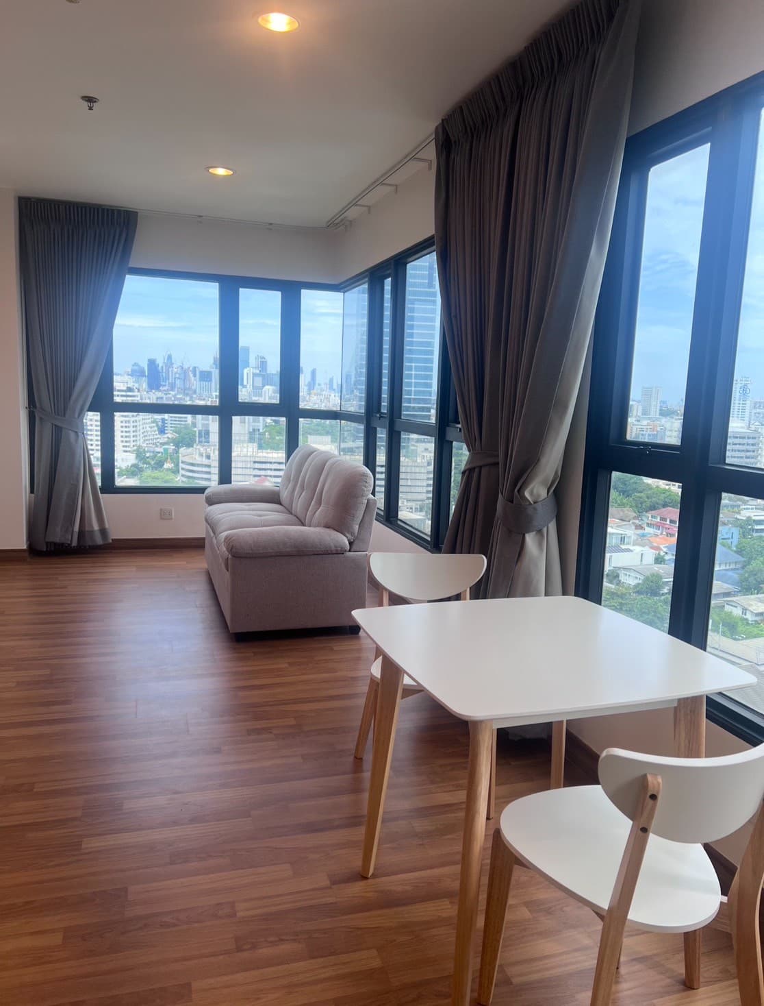 The Crest Phahonyothin 11 · 2 Beds Condo, 82.78 sqm, for Sale or Rent