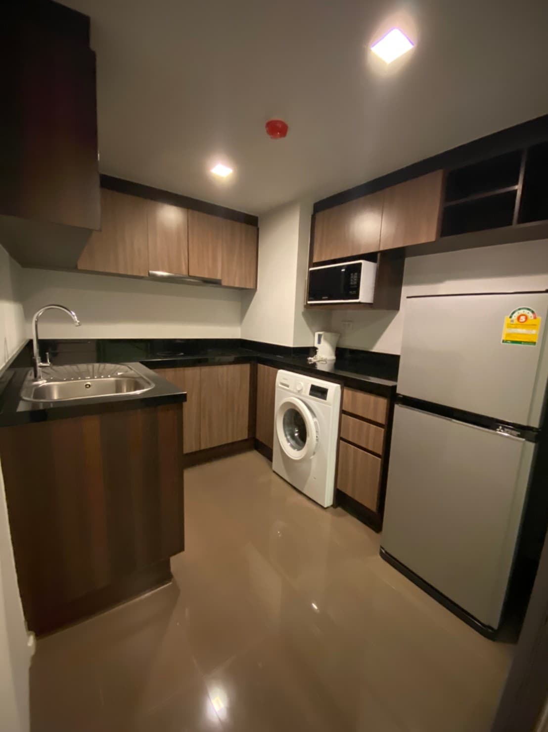 Rent a condo at Focus Ploenchit, 2 bedrooms, in the city center near BTS Ploenchit, with complete amenities for 35,000 baht/month!