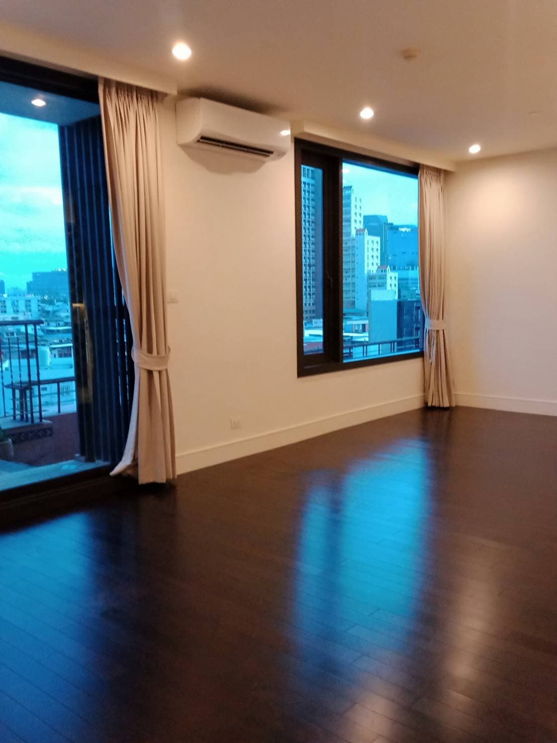 Aguston Sukhumvit 22 · 3 Beds Condo, 138 sqm, for Sale or Rent