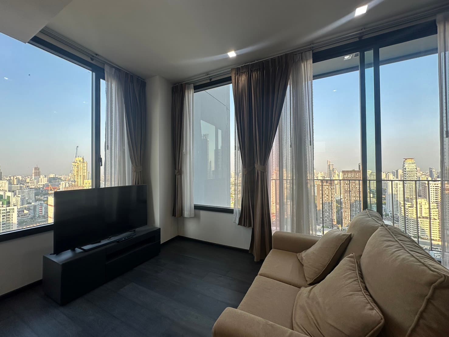 ให้เช่า คอนโด Edge Sukhumvit 23 · 2 ห้องนอน · 62 ตร.ม.
