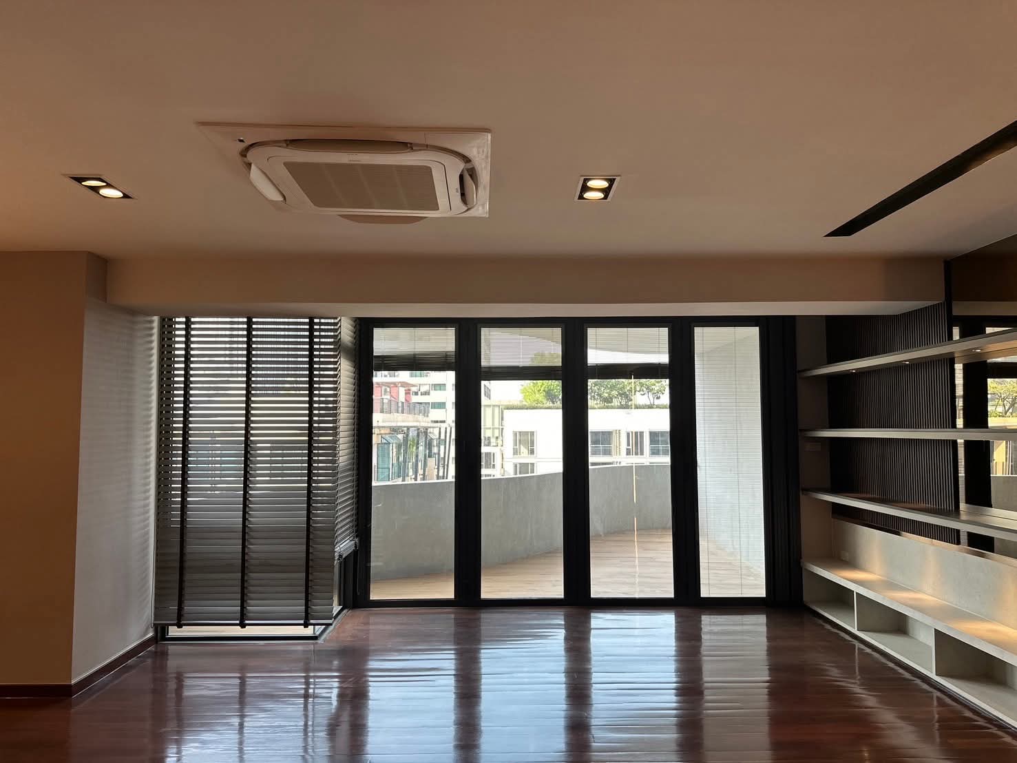 Ploen Chit Terrace · 3 Beds Condo, 374 sqm, for Sale