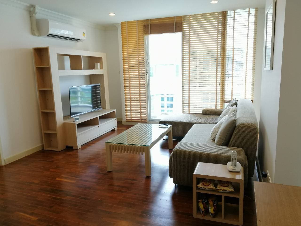 Luxury condo with 2 bedrooms in the heart of Asoke Rent only 42,000 THB/month, close to BTS/MRT, very convenient!