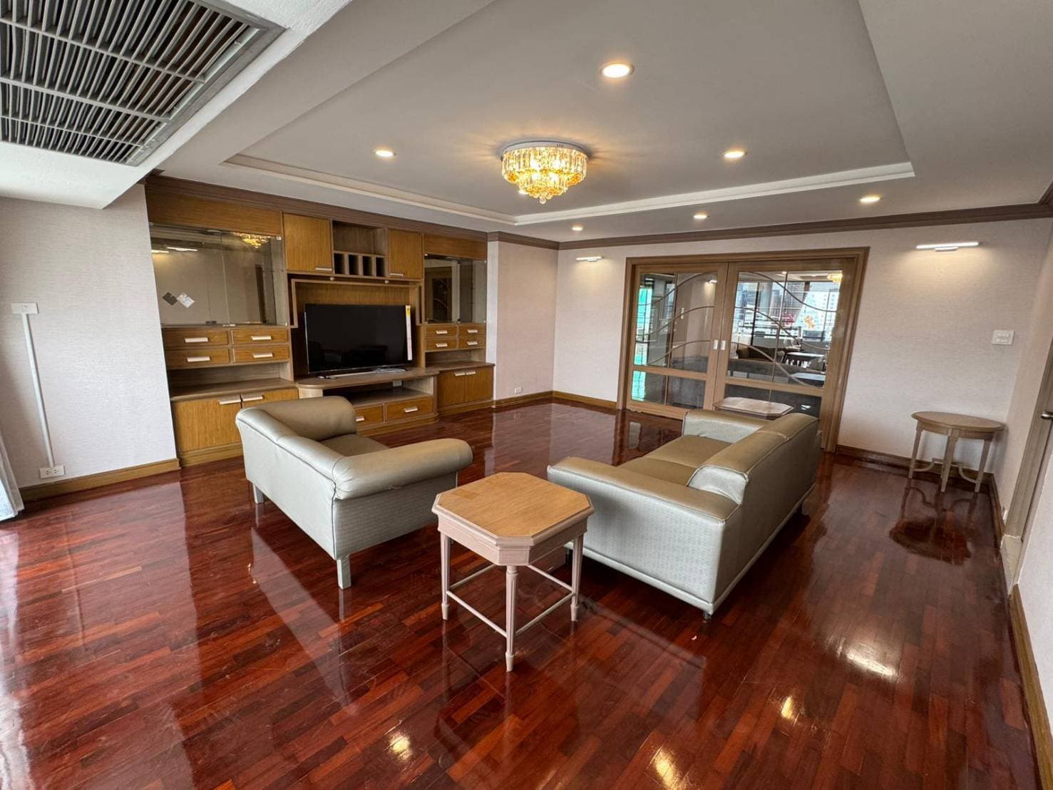 Wattana Height · 3 Beds Condo, 350 sqm, for Rent