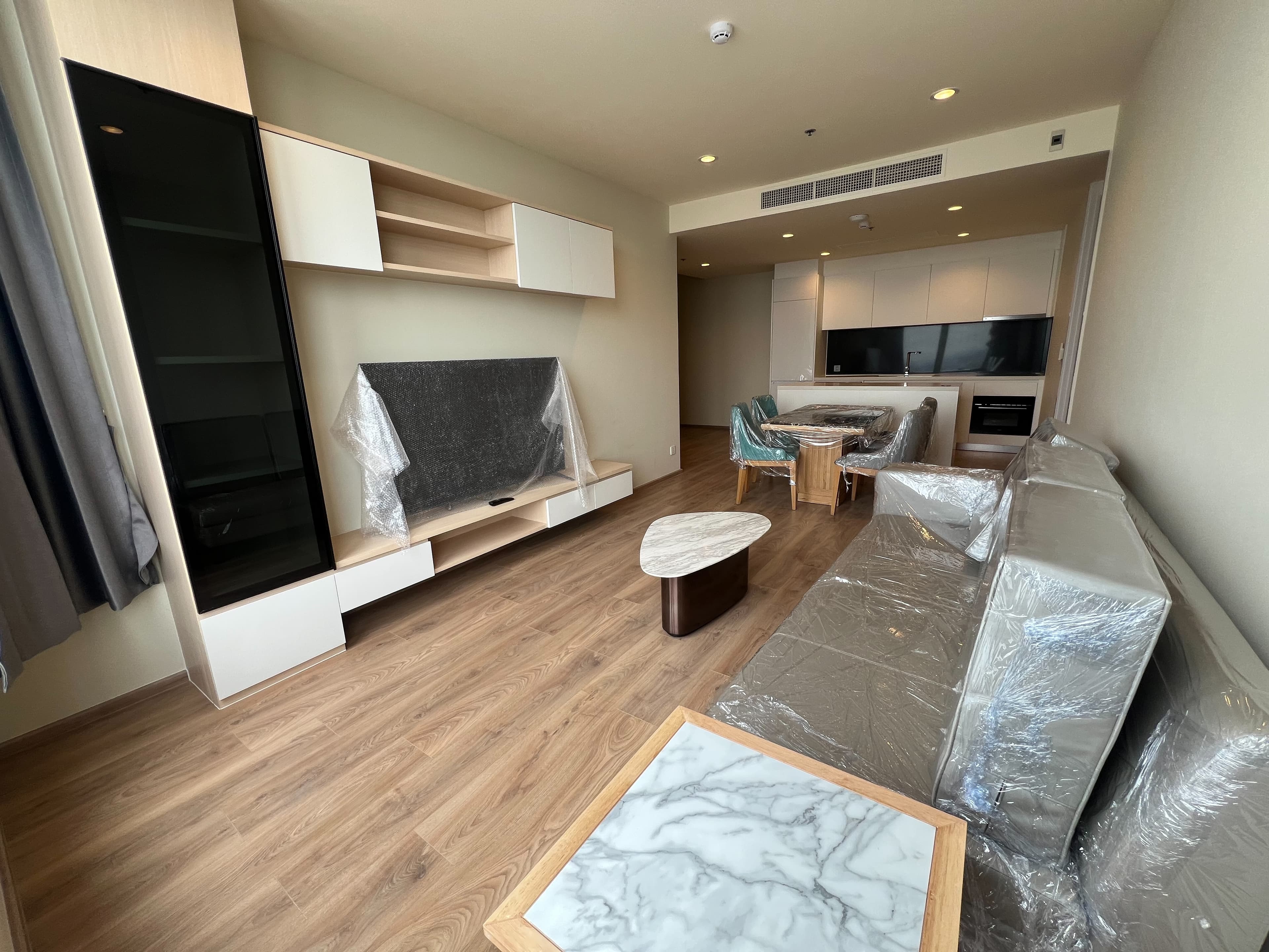 For rent: Noble Form Thonglor condo, 2 bedrooms, ready to move in, in the heart of Thonglor 75 sq.m. Price 75,000 THB/month, close to BTS Thonglor!