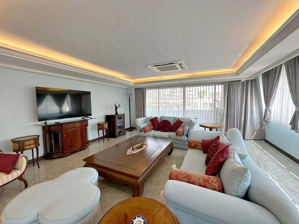 Ploen Chit Terrace · 3 Beds Condo, 380 sqm, for Sale or Rent