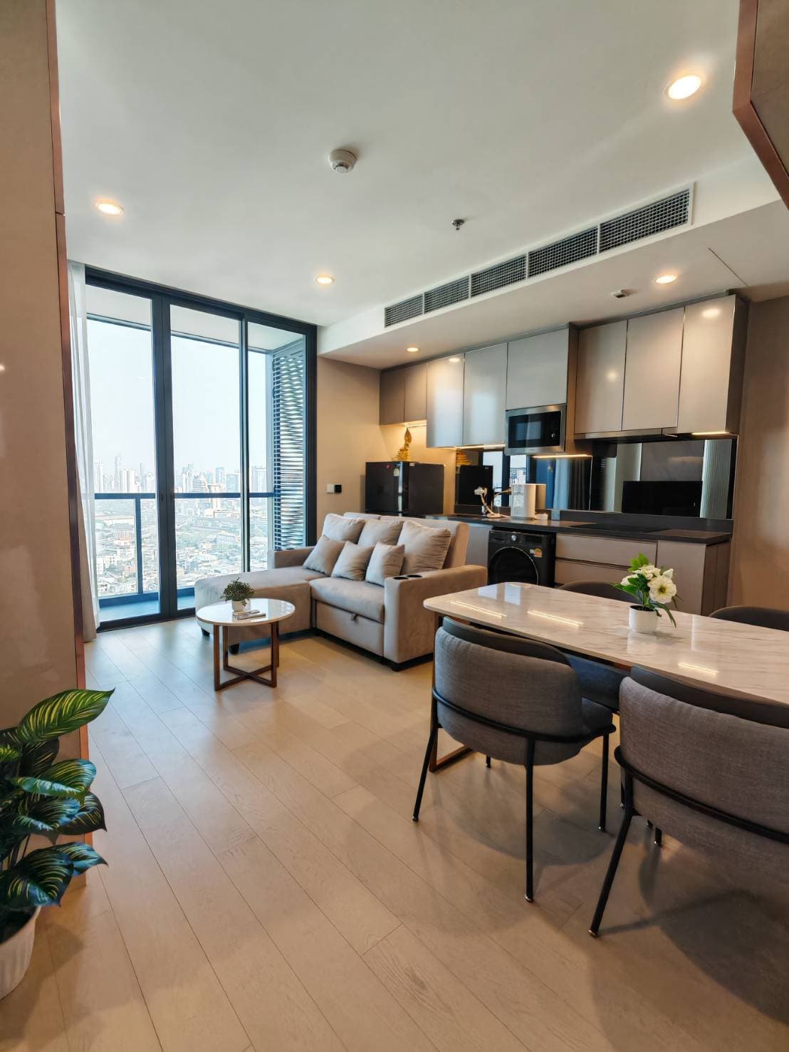 The Extro Phayathai-Rangnam · 2 Beds Condo, 66 sqm, for Rent