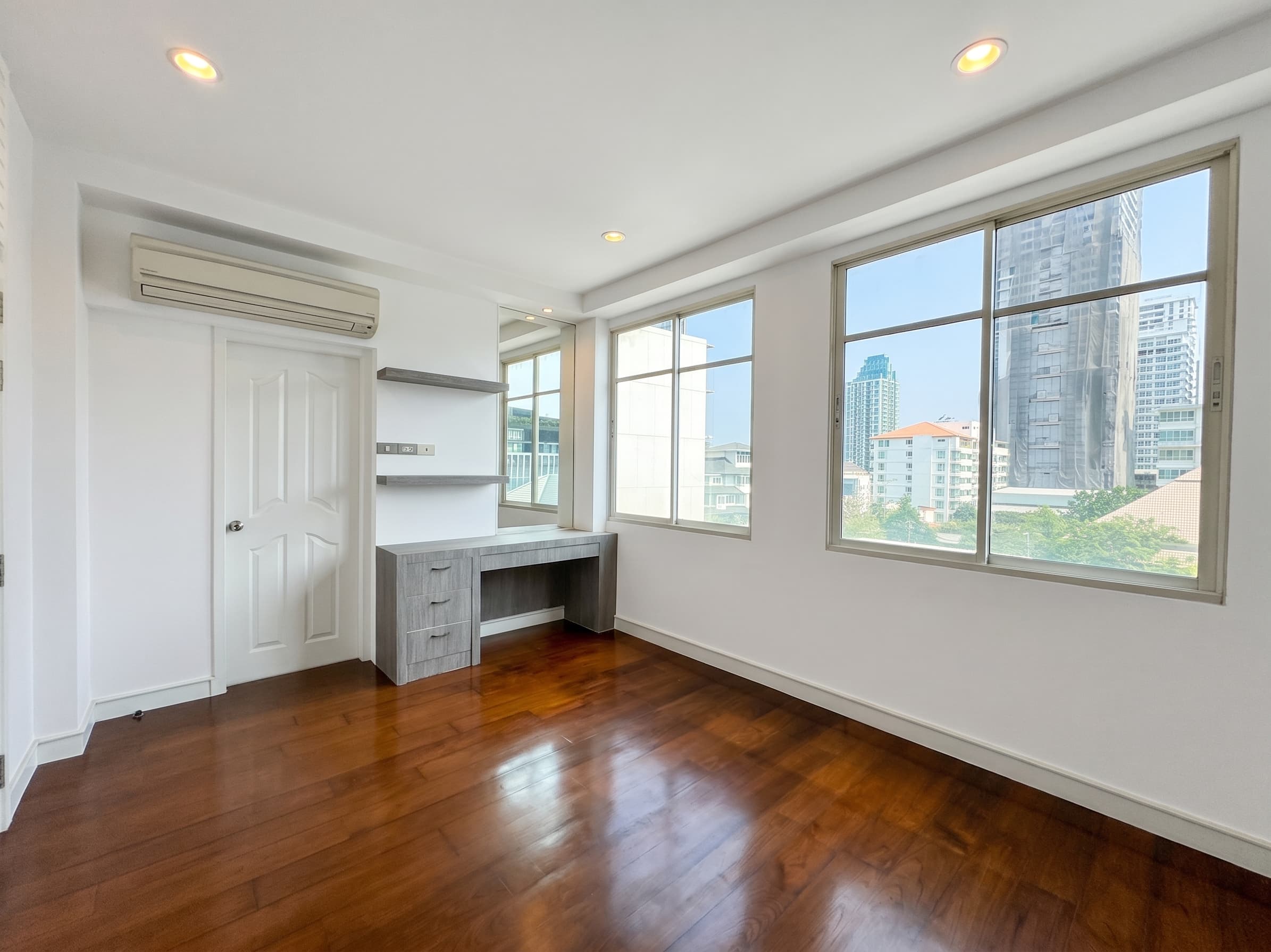 ขาย/เช่า ทาวน์เฮ้าส์ Baan Klang Krung Thonglor · 4 ห้องนอน · 26 ตร.ม.