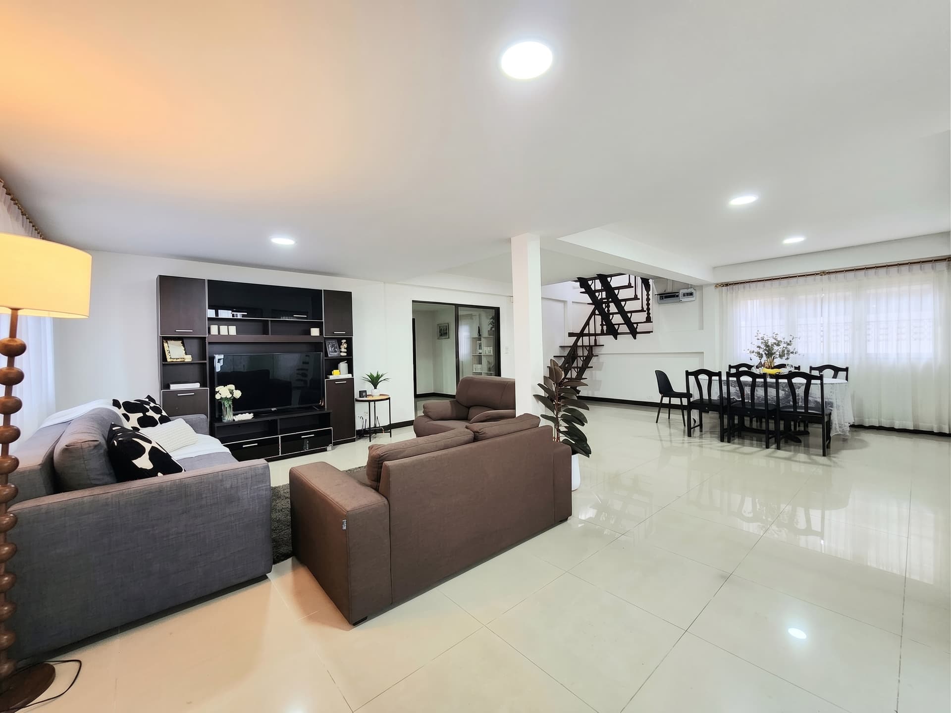 ให้เช่า บ้านเดี่ยว House area Huaikwang · 6 ห้องนอน · 380 ตร.ม.