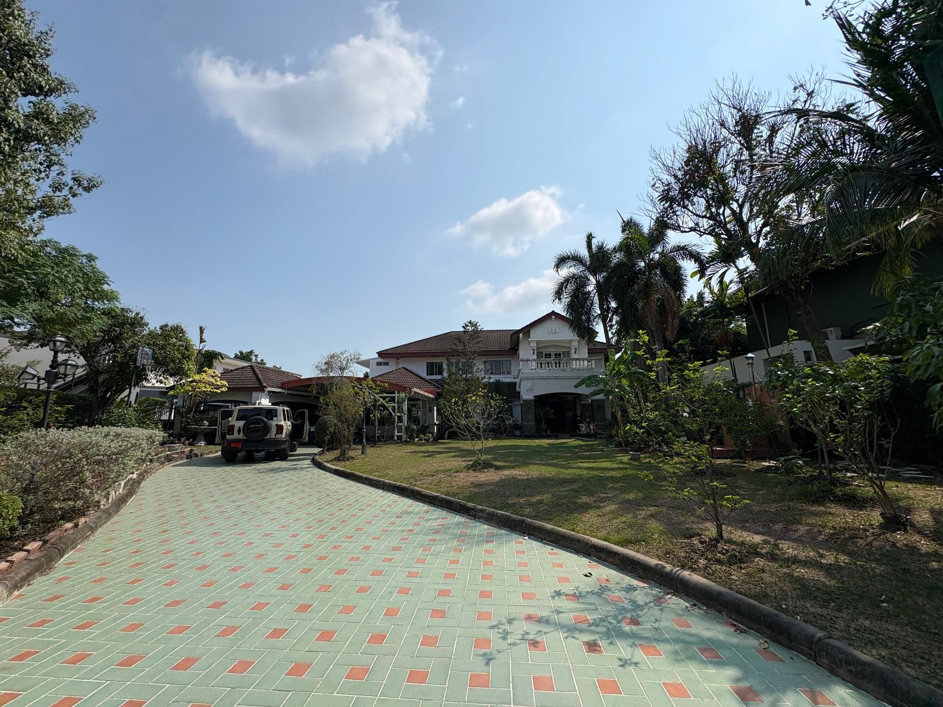 ขาย บ้านเดี่ยว Ladawan-Srinakarin · 5 ห้องนอน · 714 ตร.ม.