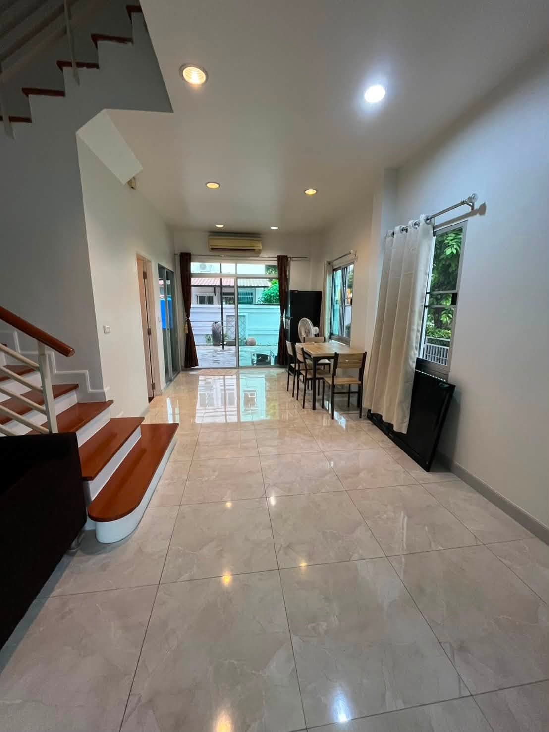 ให้เช่า ทาวน์เฮ้าส์ Baan Klang Muang Sathorn-Taksin 1 · 3 ห้องนอน · 200 ตร.ม.