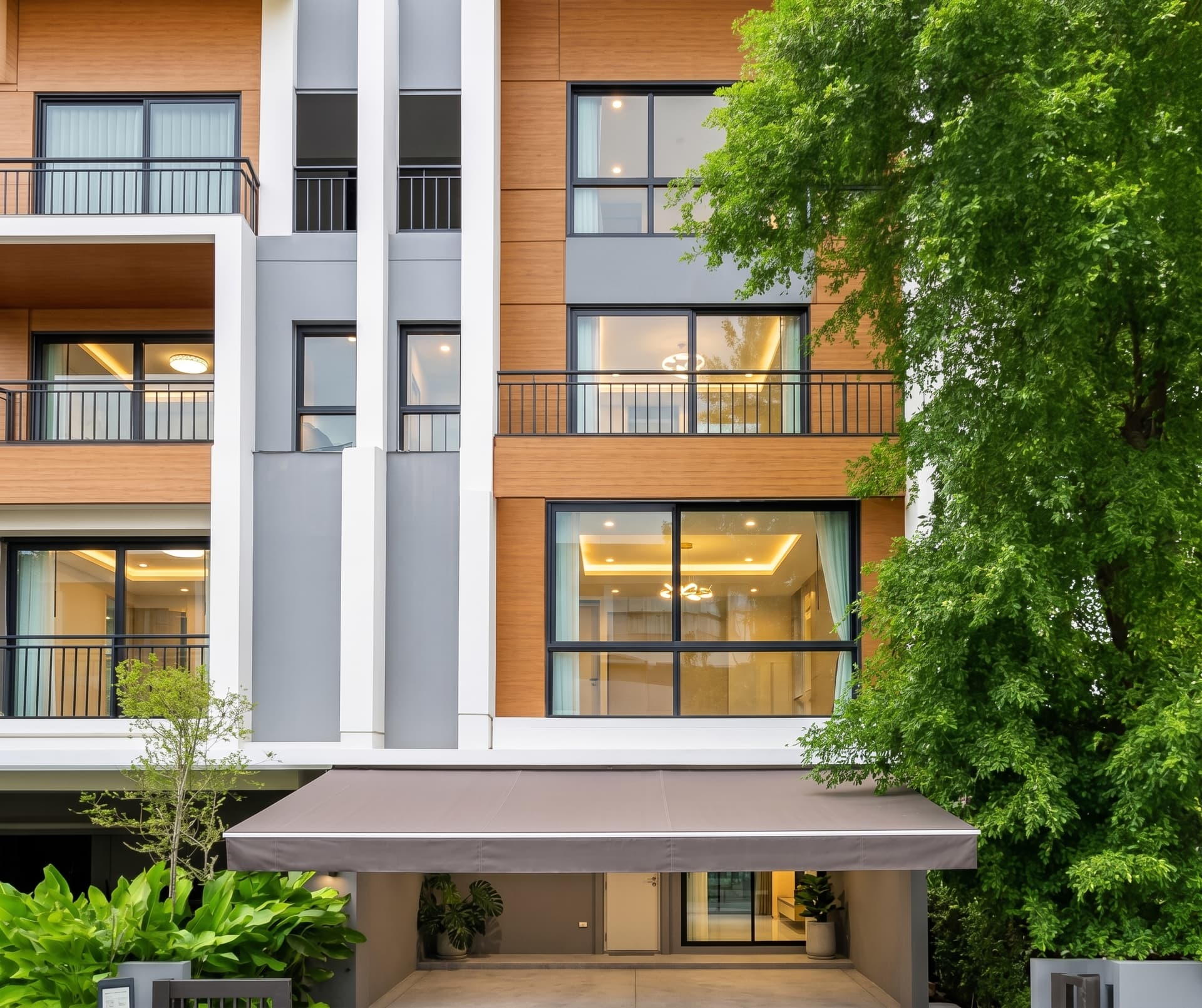 Arden Phatthanakan · 3 Beds Townhouse, 185 sqm, for Sale or Rent