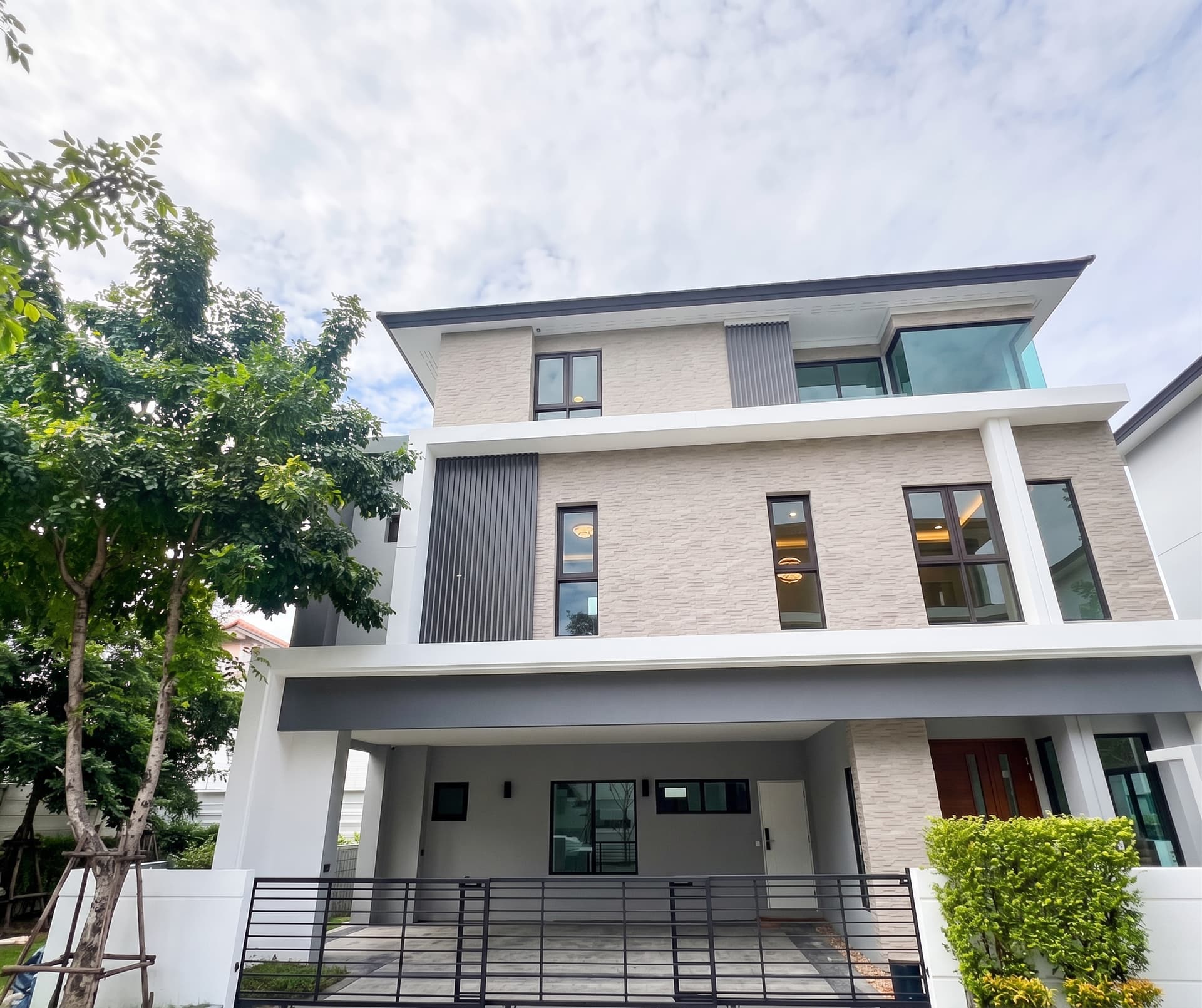 ให้เช่า บ้านเดี่ยว THE CITY Ekkamai-Ladprao · 4 ห้องนอน · 337 ตร.ม.