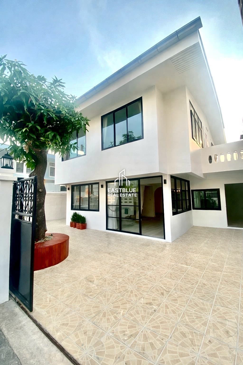 ให้เช่า บ้านเดี่ยว House area Huaikwang · 5 ห้องนอน · 300 ตร.ม.