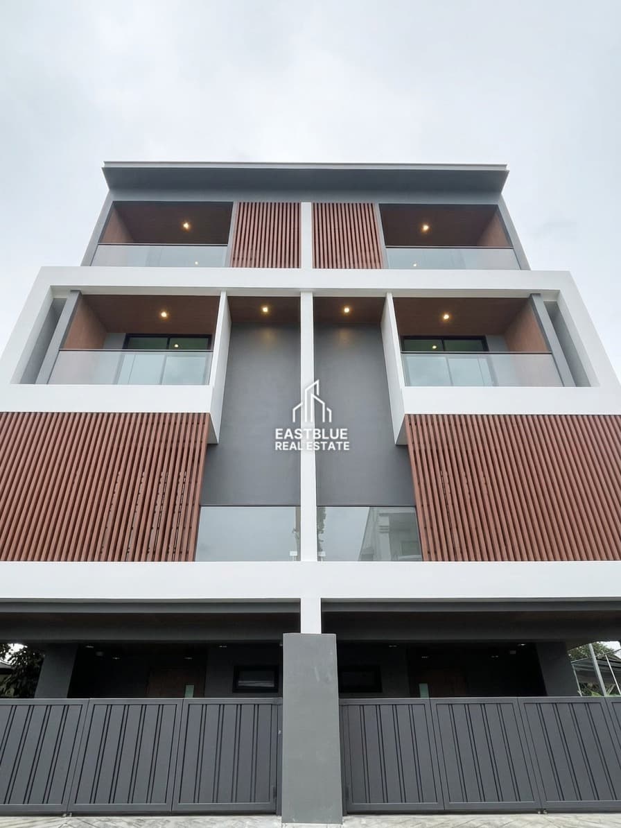 House Area Ladprao · 3 Beds Townhouse, 250 sqm, for Sale