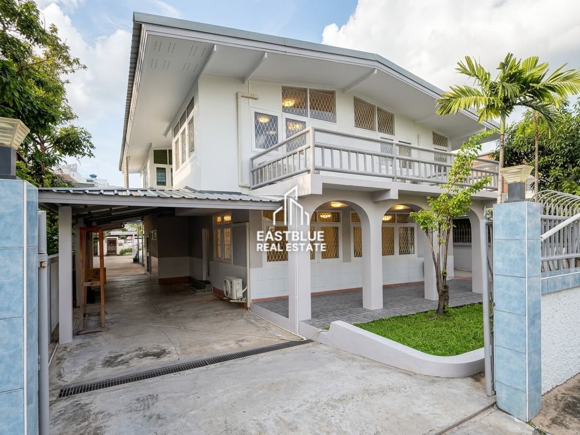 House Area Vibhavadi · 5 Beds House, 550 sqm, for Rent